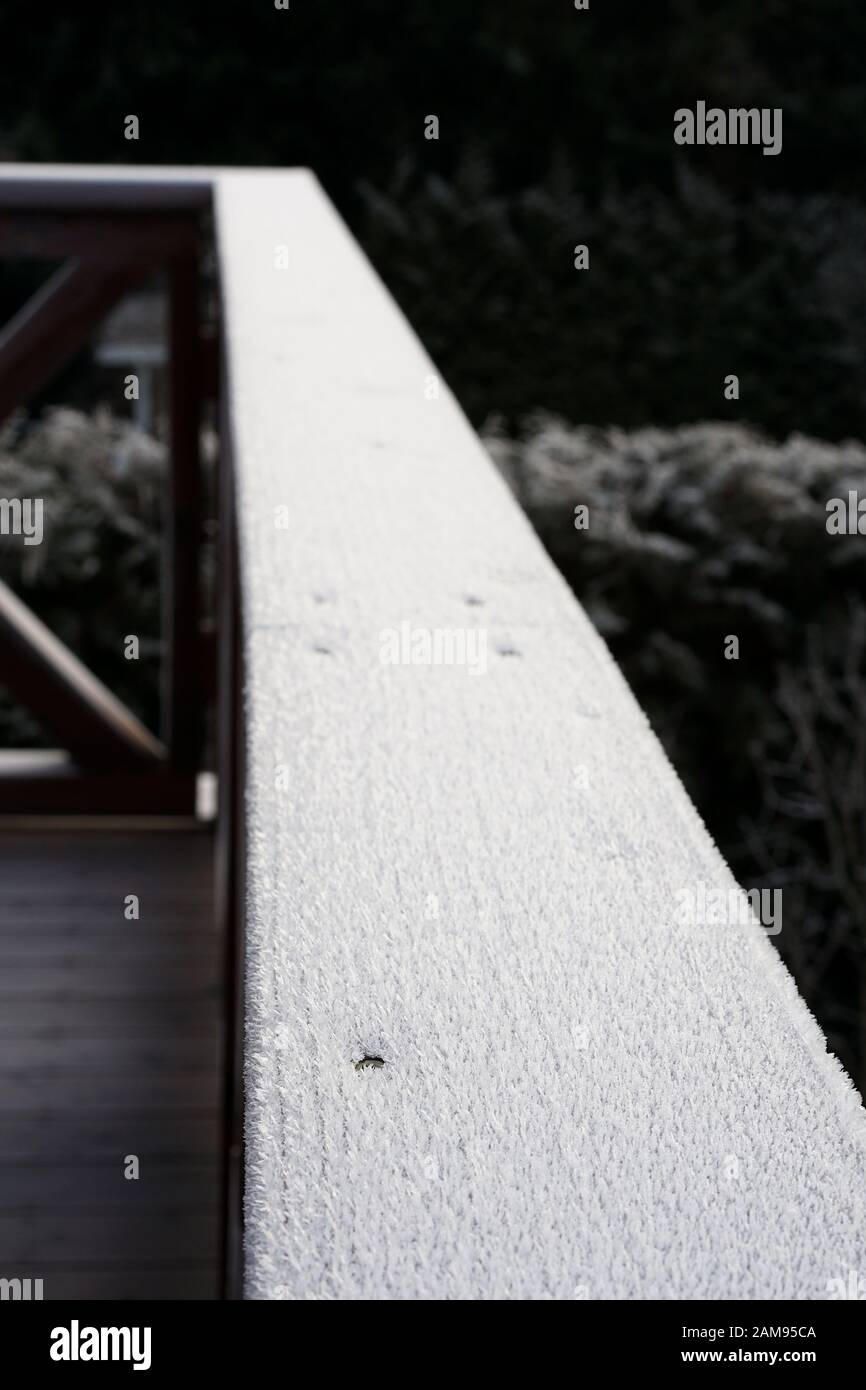 Ringhiera di balcone con la prima luce neve. Foto Stock