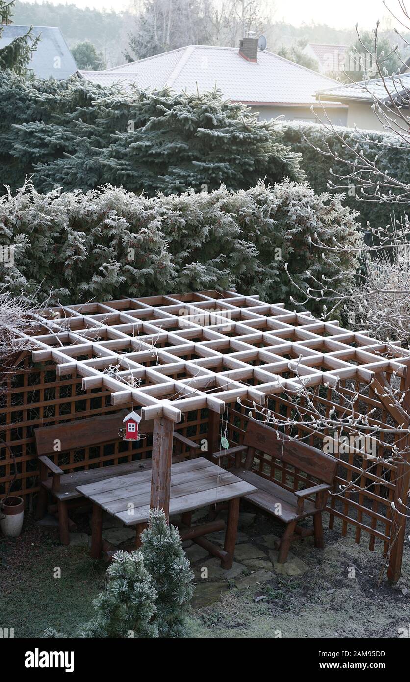 Giardino gazebo coperto con la prima luce neve Foto Stock