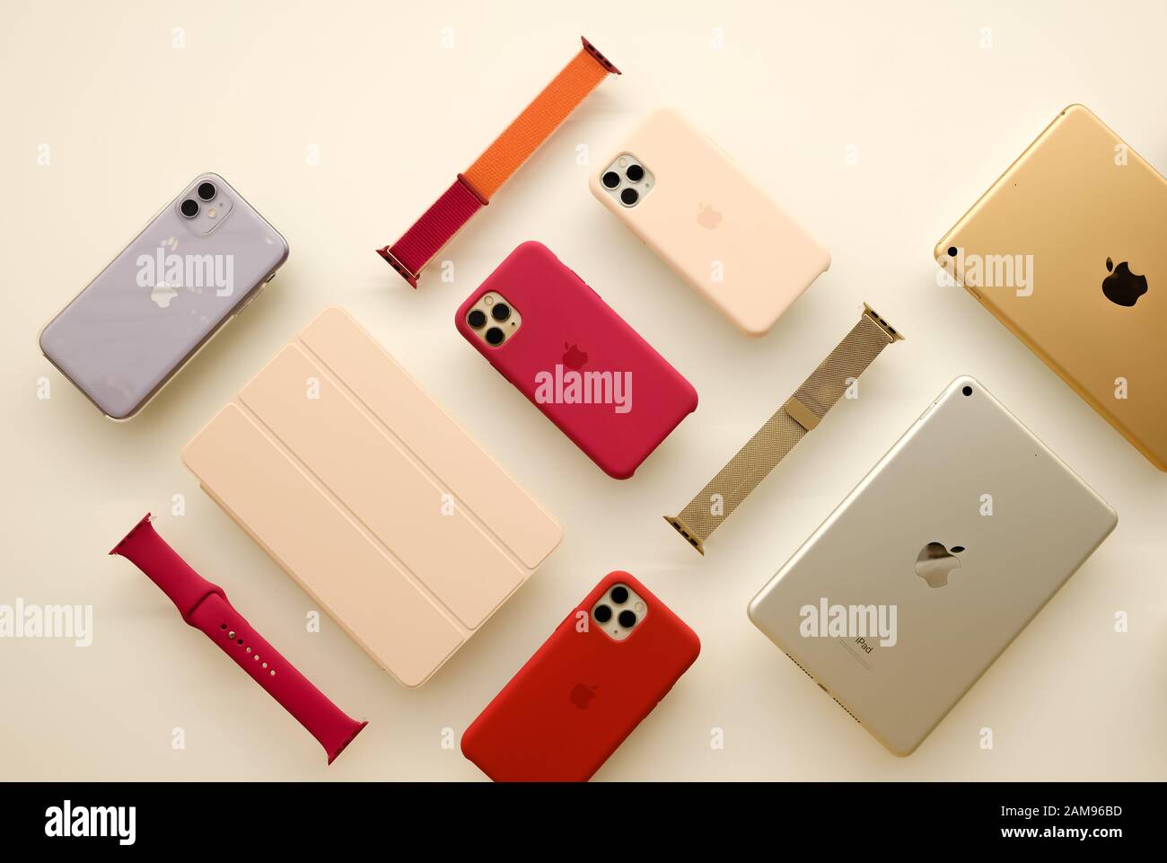 Singapore-23 DEC 2019: IPhone ipad e Apple Watch vengono visualizzati sul muro del negozio Apple di Singapore Foto Stock