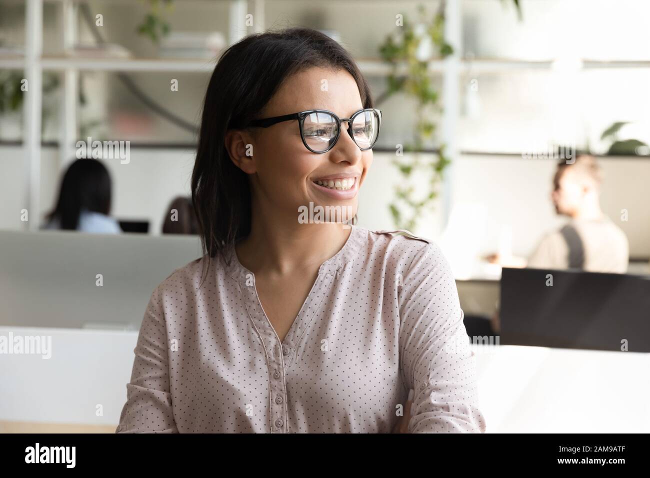 Ritratto di successo indipendente etnia africana businesswoman posa in ufficio Foto Stock