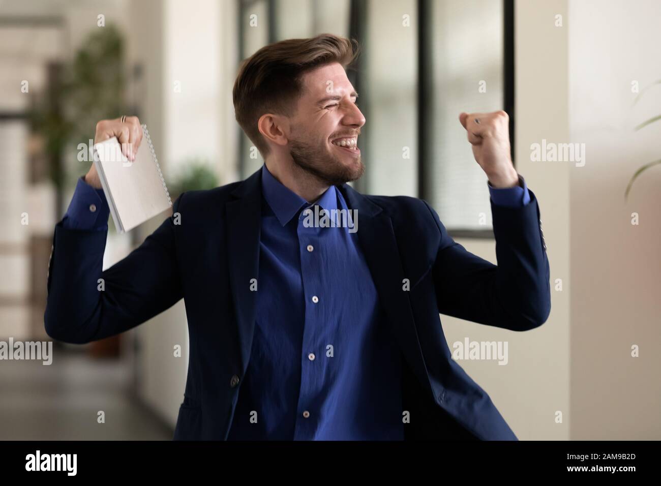 Il candidato che celebra il colloquio di lavoro riuscito che termina ha ottenuto la posizione si sente felice Foto Stock