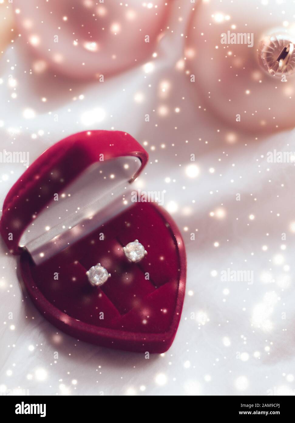 Lusso intramontabili, proposta romantica e felice celebrazione concetto - Orecchini diamante in un cuore gioielli a forma di scatola regalo, amore presente per Natale, Foto Stock