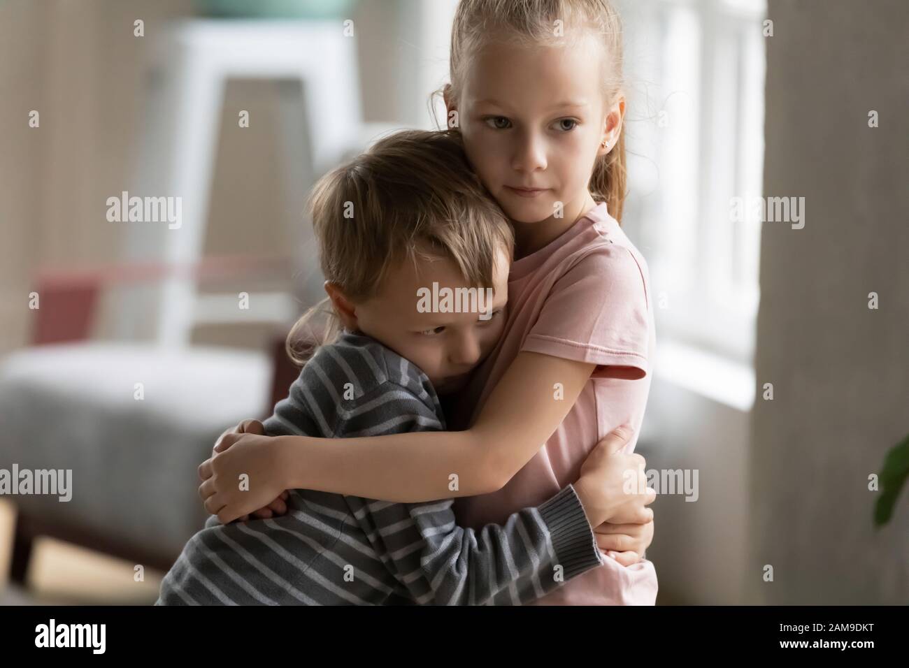 Piccoli bambini fratello e sorella abbracciano mostrando amore Foto Stock