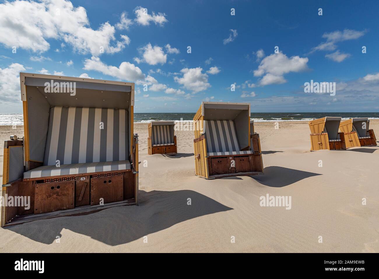 Sylt - Vista sulle sedie abbandonate a Wenningstedt, Schleswig-Holstein, Germania, 13.06.2018 Foto Stock