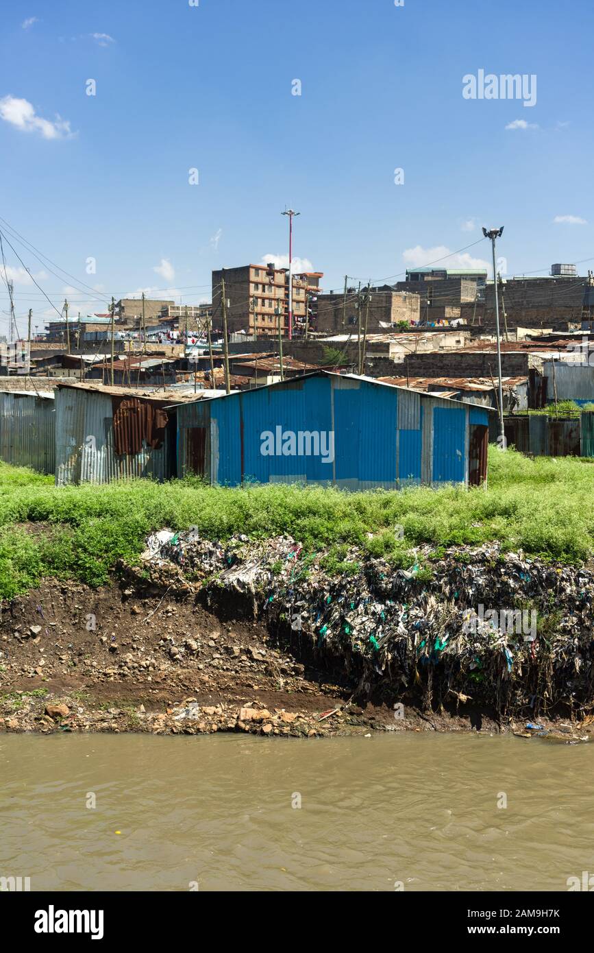 Vista sul fiume Nairobi e sulle baracche di Korogocho, Nairobi, Kenya Foto Stock