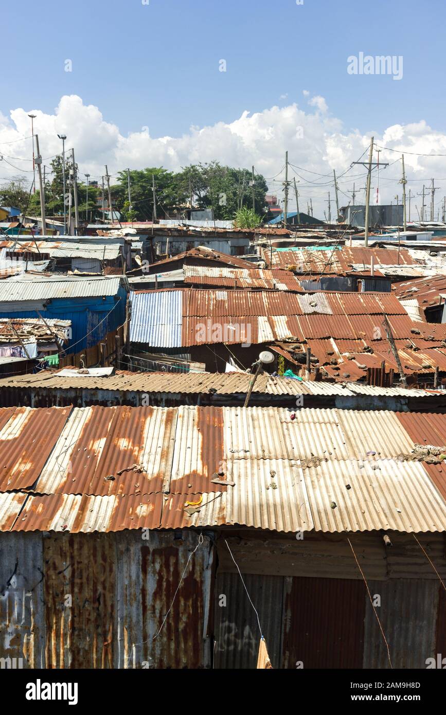 Vista degli edifici in metallo baracca Korogocho, Nairobi, Kenya Foto Stock