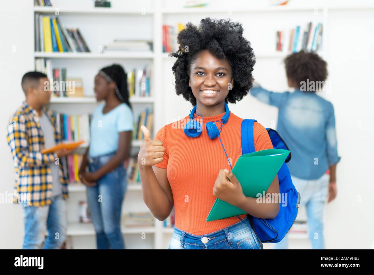 Studentessa afroamericana di successo con un gruppo di studenti in classe universitaria Foto Stock
