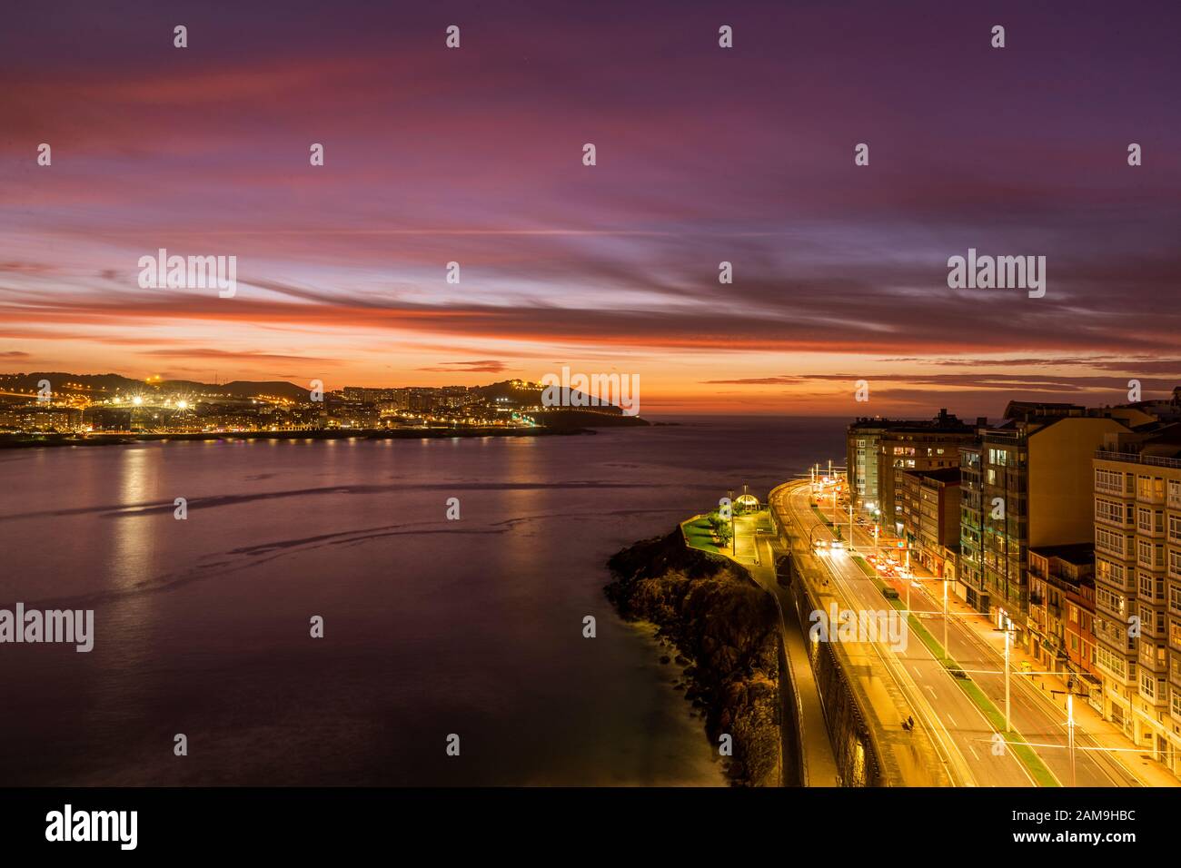 Vista serale di A Coruna città costiera della Galizia Foto Stock