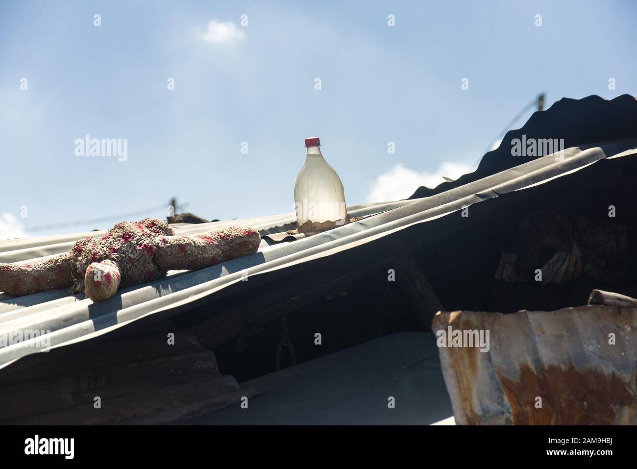 Tetto in baracca corrugata con bottiglia d'acqua solare in plastica trasparente, riempita di candeggina e acqua, funge da lampadina naturale all'interno dell'edificio Foto Stock