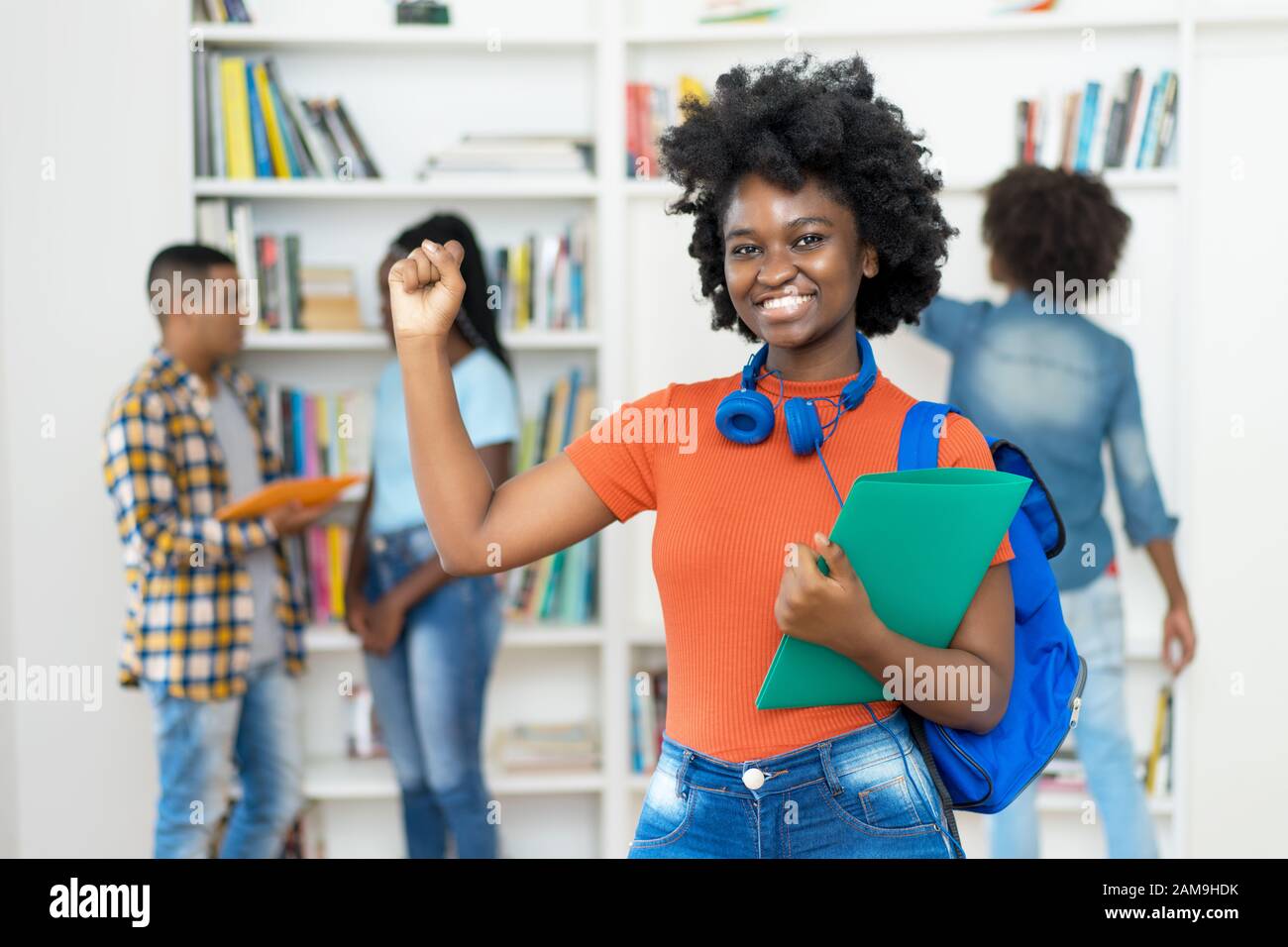 Allietare la studentessa afroamericana con un gruppo di studenti in classe universitaria Foto Stock