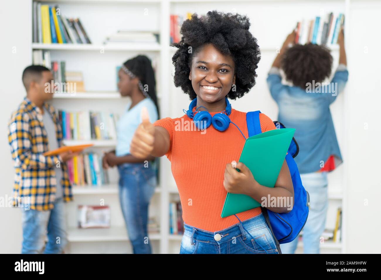 Studentessa afroamericana con gruppo di studenti in classe universitaria Foto Stock