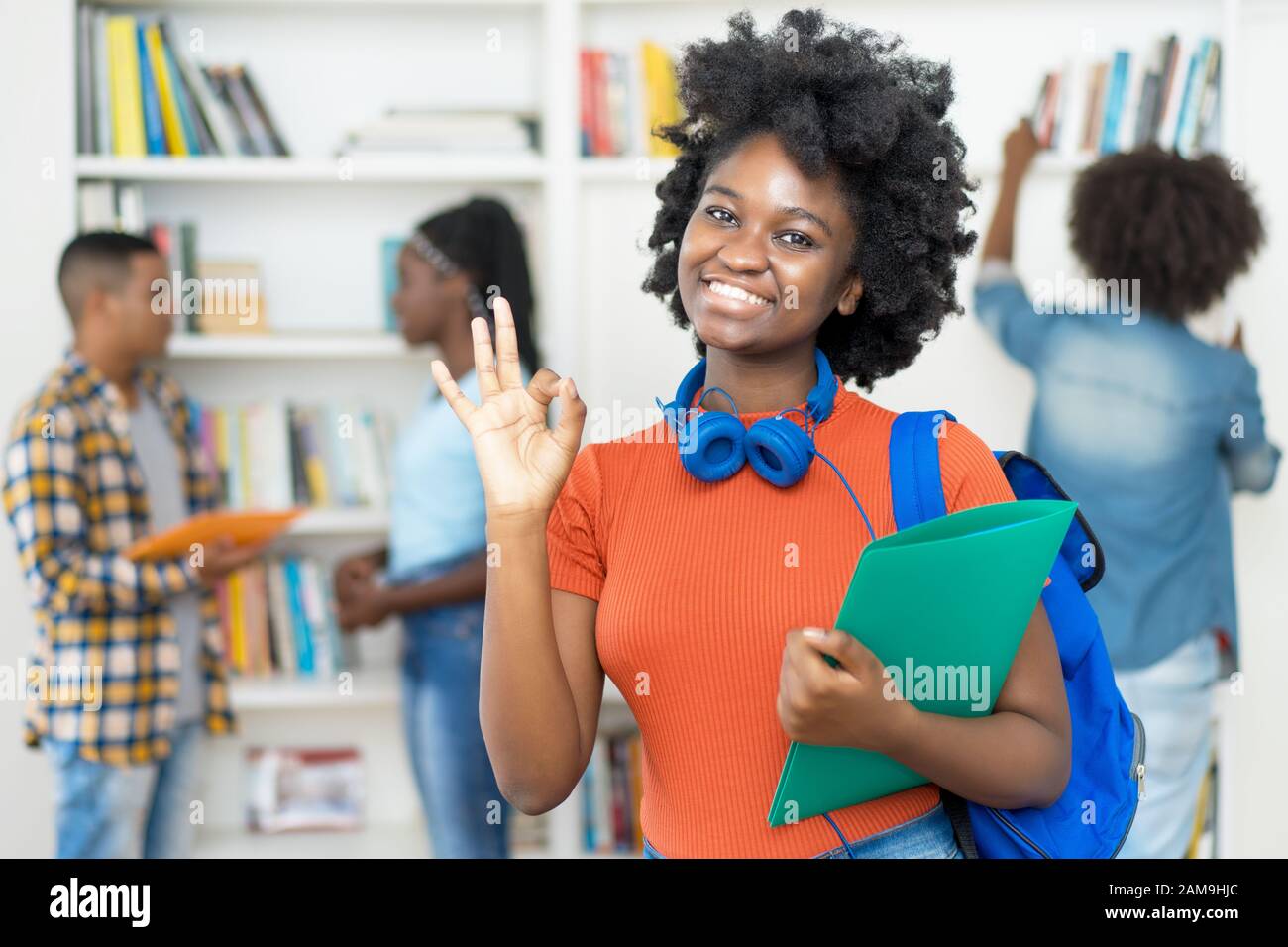 Studentessa afroamericana intelligente con un gruppo di studenti in classe universitaria Foto Stock