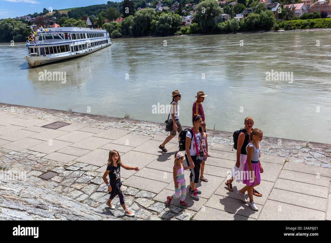 Gente, turisti, famiglia che cammina lungo il fiume Passau Germania crociera fluviale europea, River Inn Countryside Foto Stock