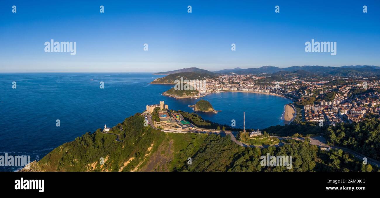 Vista aerea di La Concha Bay in San Sebastian città costiera, Spagna Foto Stock