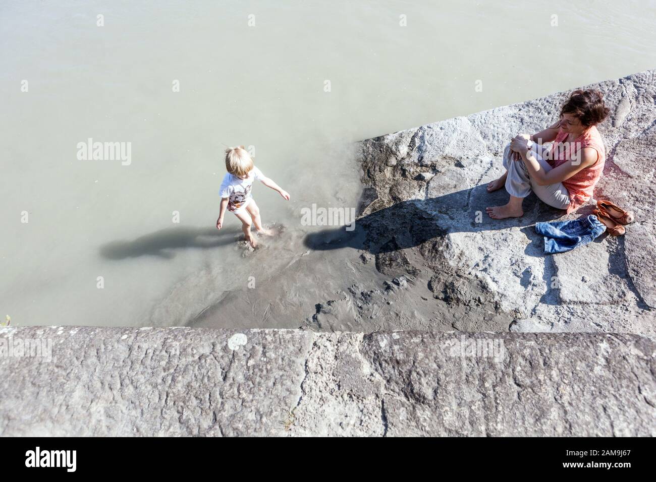 Passau Germania Mother-child, toddler godere in River Inn, lungofiume Foto Stock