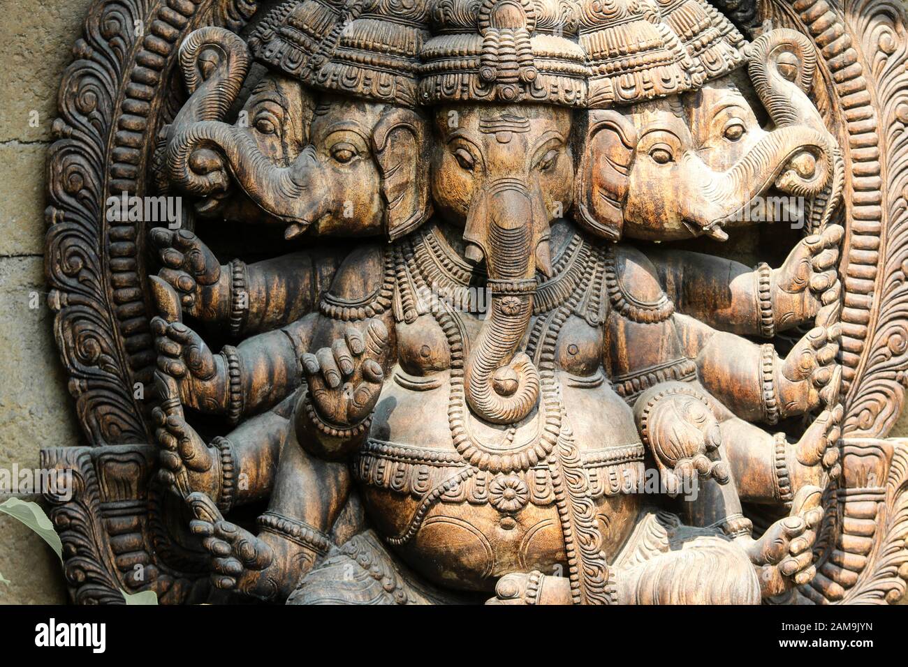 Il dettaglio della statua in legno di Ganesha, uno degli dei indiani in un parco pubblico. Foto Stock