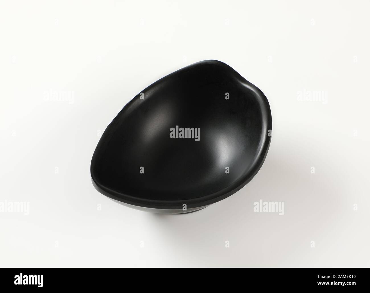 Ciotola nera curva per servire spuntini e noci Foto Stock
