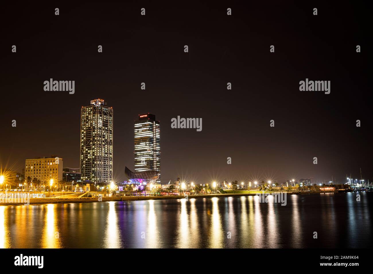 Barcellona, SPAGNA - 3 GENNAIO 2020: Torri gemelle di Torre Mapfre di notte. Costa Mediterranea, Vila Olímpica Del Poblenou A Barcellona, Spagna. Foto Stock