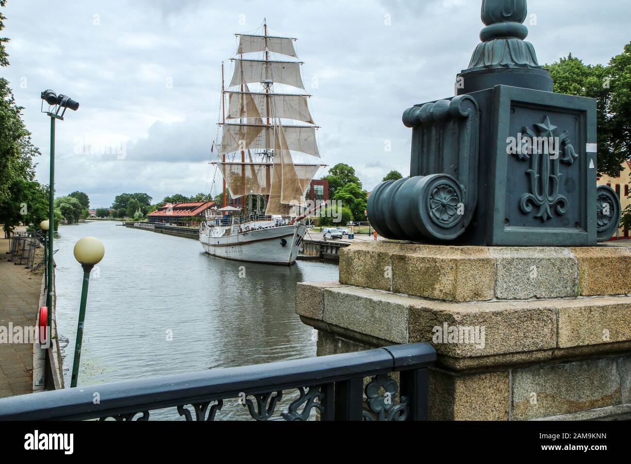 La vecchia barca a vela a Klaipeda in piedi sul cannal dal mare. La vista e l'attrazione per i turisti. Foto Stock