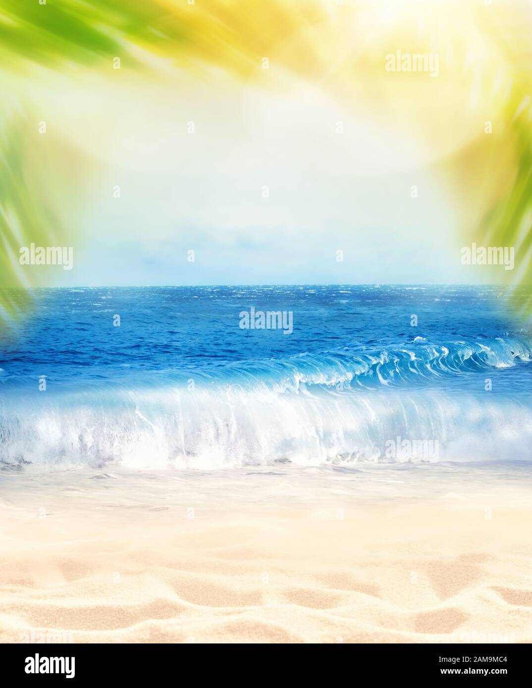 Estate sabbia sfondo spiaggia. Foglia di palma, mare e cielo. Concetto estivo Foto Stock