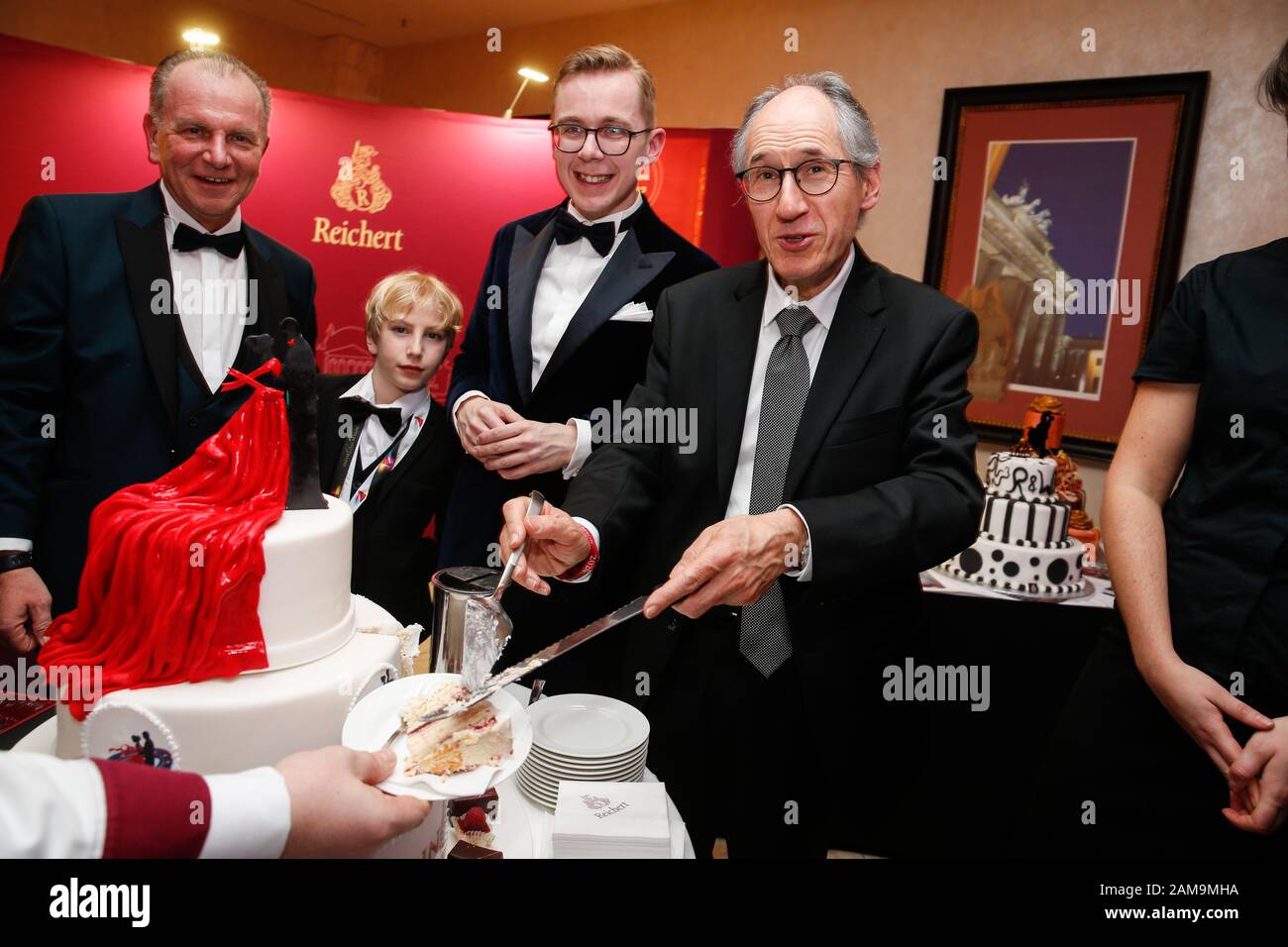 Berlino, Germania. 11th Gen 2020. Mario Koss (l-r), Philipp Amthor e Gérard Biard vengono alla 120th Berlin Press Ball sotto il motto 'Love Greetings from Europe Credit: Gerald Matzka/dpa-Zentralbild/ZB/dpa/Alamy Live News Foto Stock