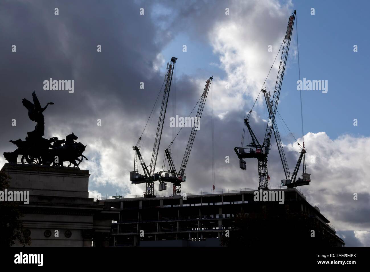 Lavori di costruzione e una statua a Londra Foto Stock