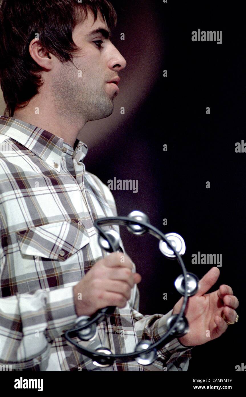 Milano Italia 17/11/1997 , concerto dal vivo dell'Oasi al Forum Assago : la cantante Liam Gallagher durante il concerto Foto Stock