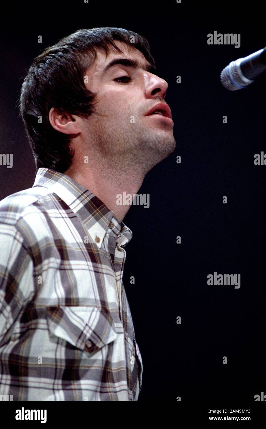 Milano Italia 17/11/1997 , concerto dal vivo dell'Oasi al Forum Assago : la cantante Liam Gallagher durante il concerto Foto Stock