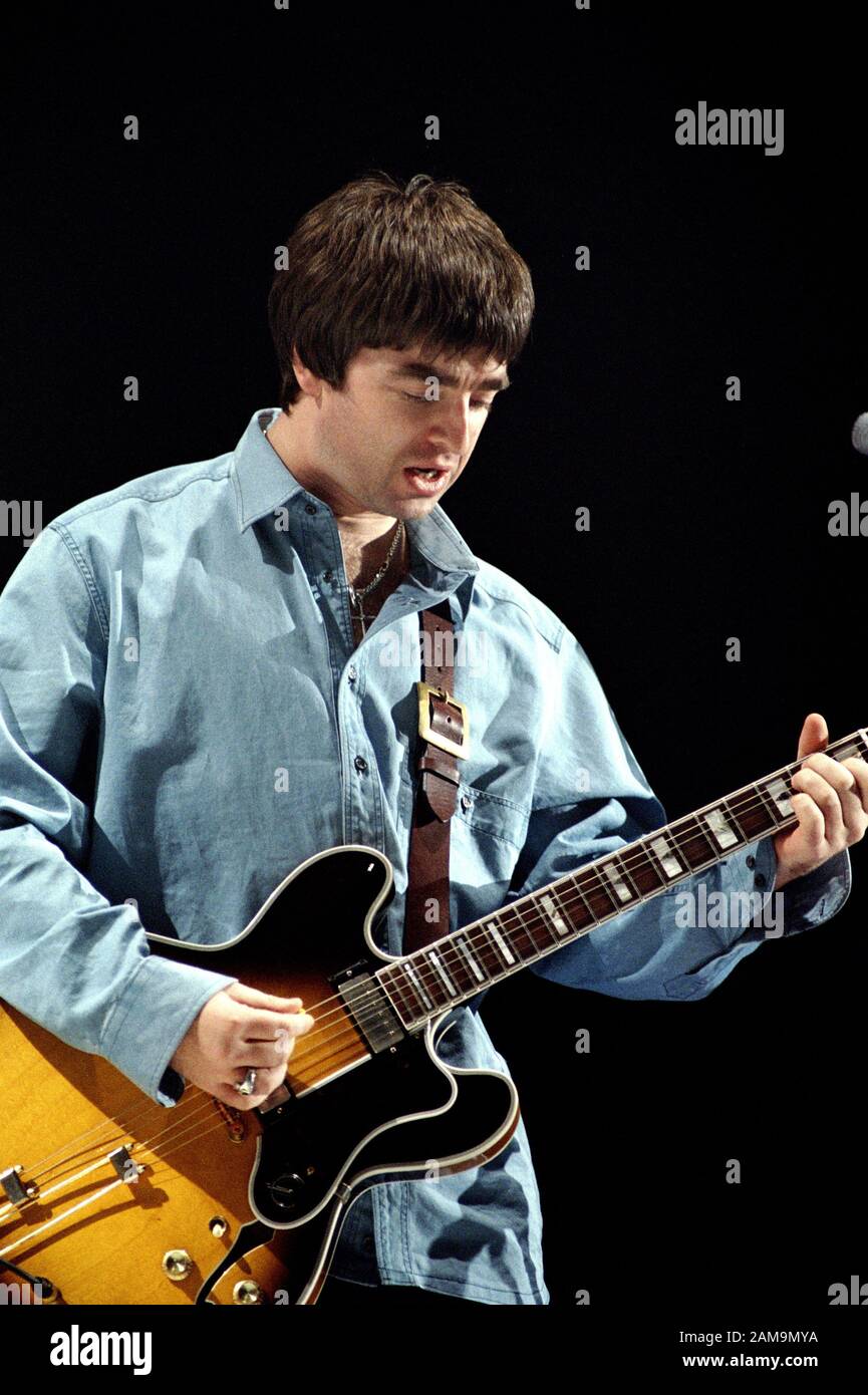 Milano Italia 17/11/1997 , concerto dal vivo dell'Oasi al Forum Assago : cantante e chitarrista Noel Gallagher durante il concerto Foto Stock