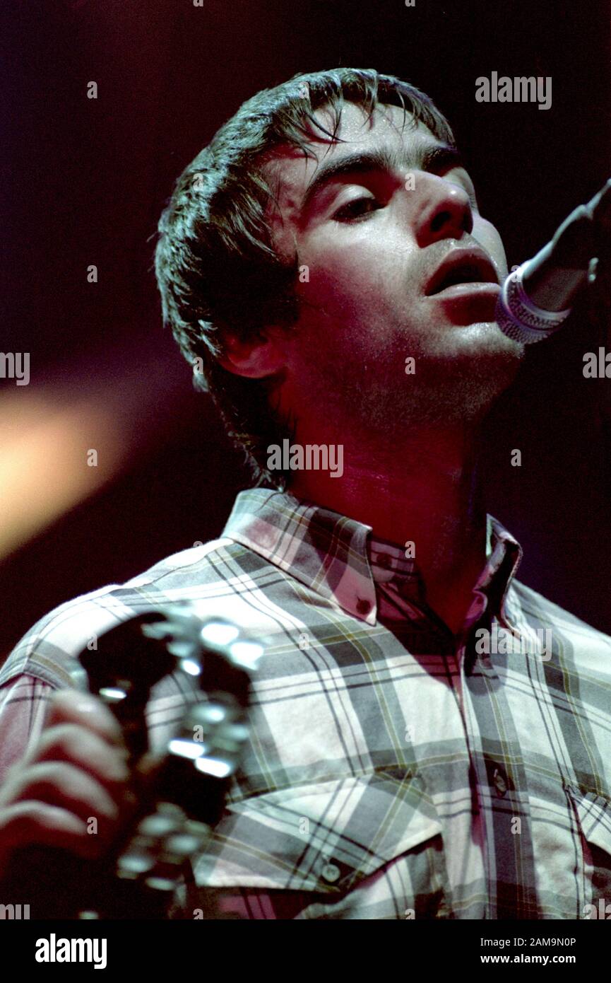 Milano Italia 17/11/1997 , concerto dal vivo dell'Oasi al Forum Assago : la cantante Liam Gallagher durante il concerto Foto Stock