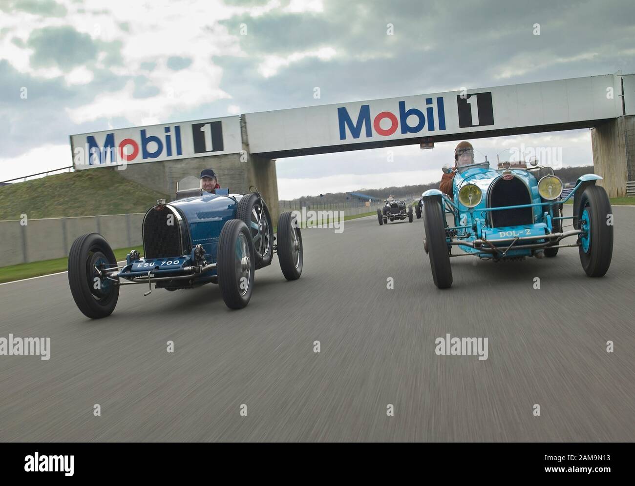 Bugatti Type 35 (Blue Car's) e Type 51 (Black and Turquoise Car's) guida sulla pista di Silverstone Northants UK Foto Stock