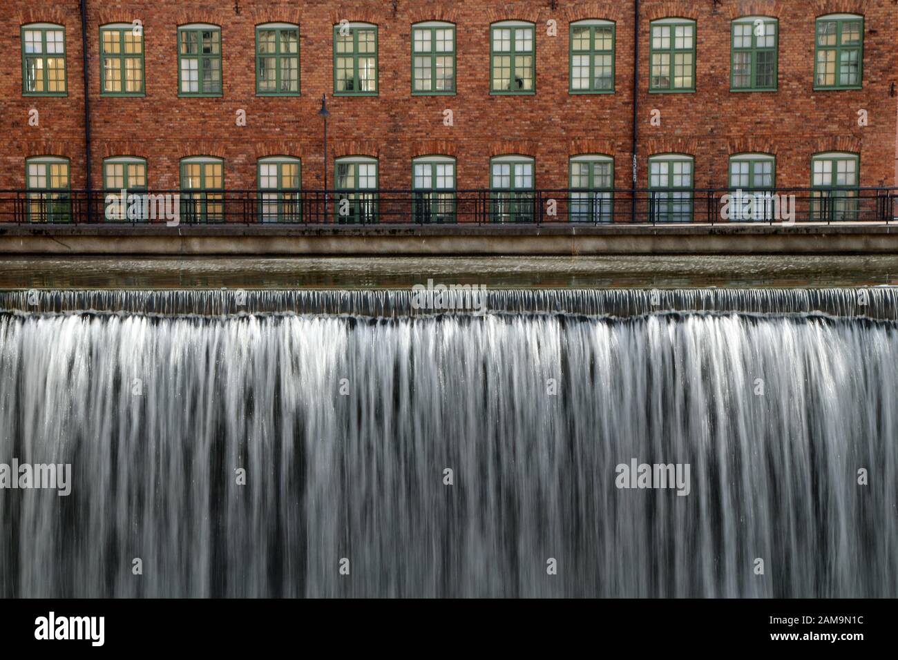 Il centro industriale della città di Norrköping in Svezia. Il bello di edifici industriali con il tipico design nordico circondata dall'acqua. Foto Stock