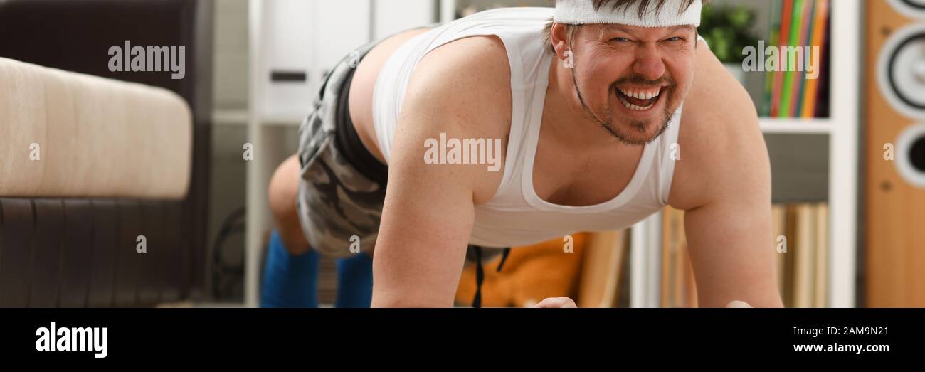 Giovani attraenti uomo fitness giace su un tappeto di grasso con Foto Stock
