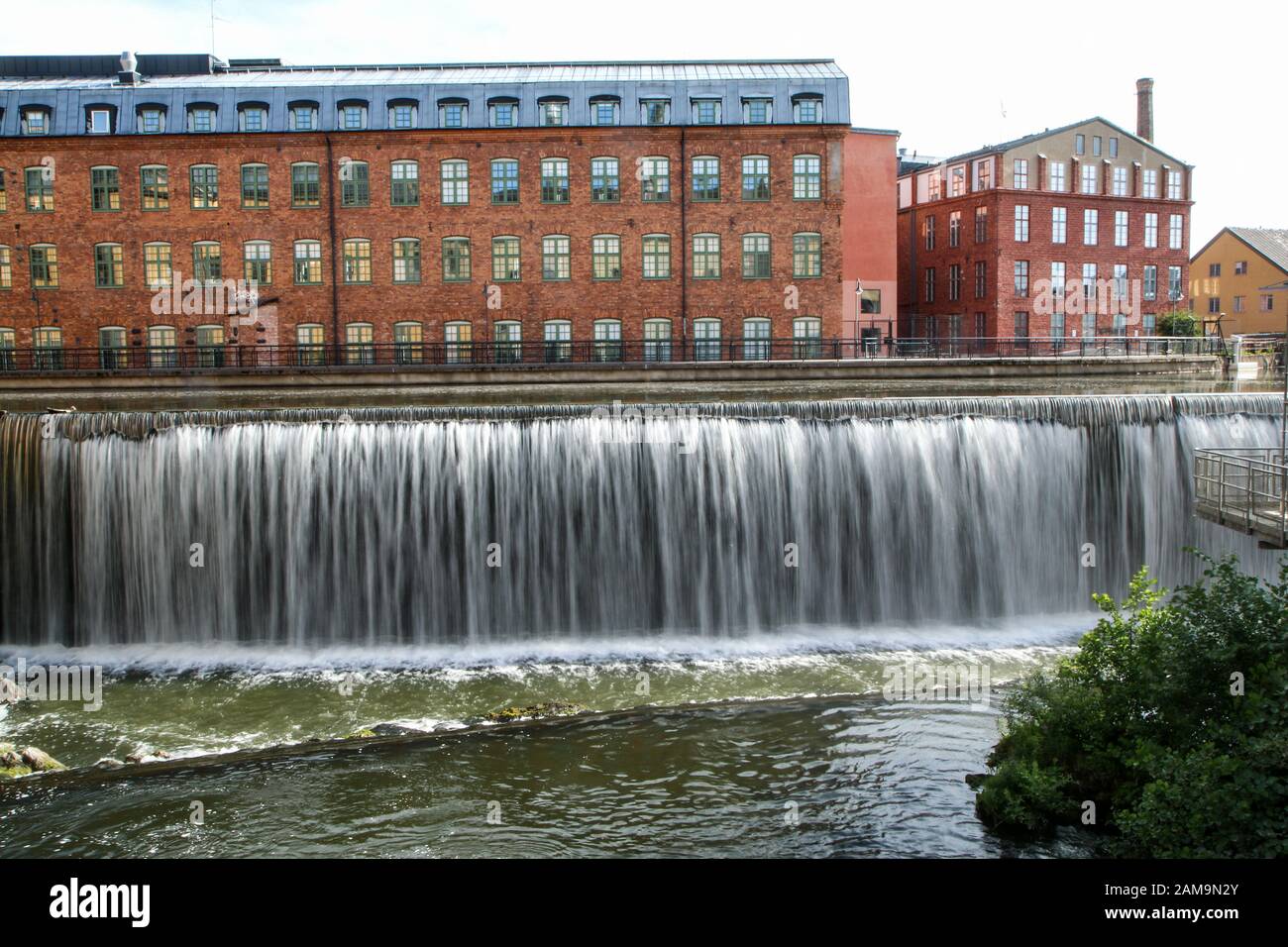 Il centro industriale della città di Norrköping in Svezia. Il bello di edifici industriali con il tipico design nordico circondata dall'acqua. Foto Stock