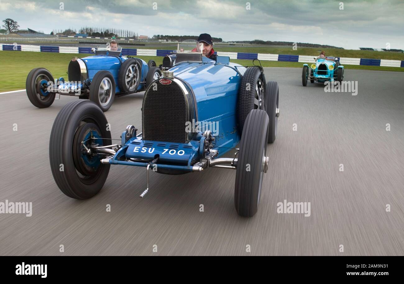 Bugatti Type 35 (Blue Car's) e Type 51 (Black and Turquoise Car's) guida sulla pista di Silverstone Northants UK Foto Stock
