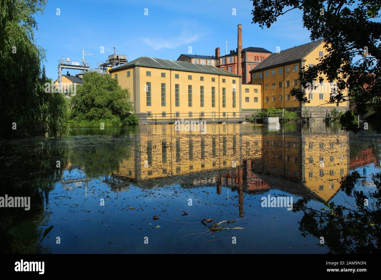 Il centro industriale della città di Norrköping in Svezia. Il bello di edifici industriali con il tipico design nordico circondata dall'acqua. Foto Stock