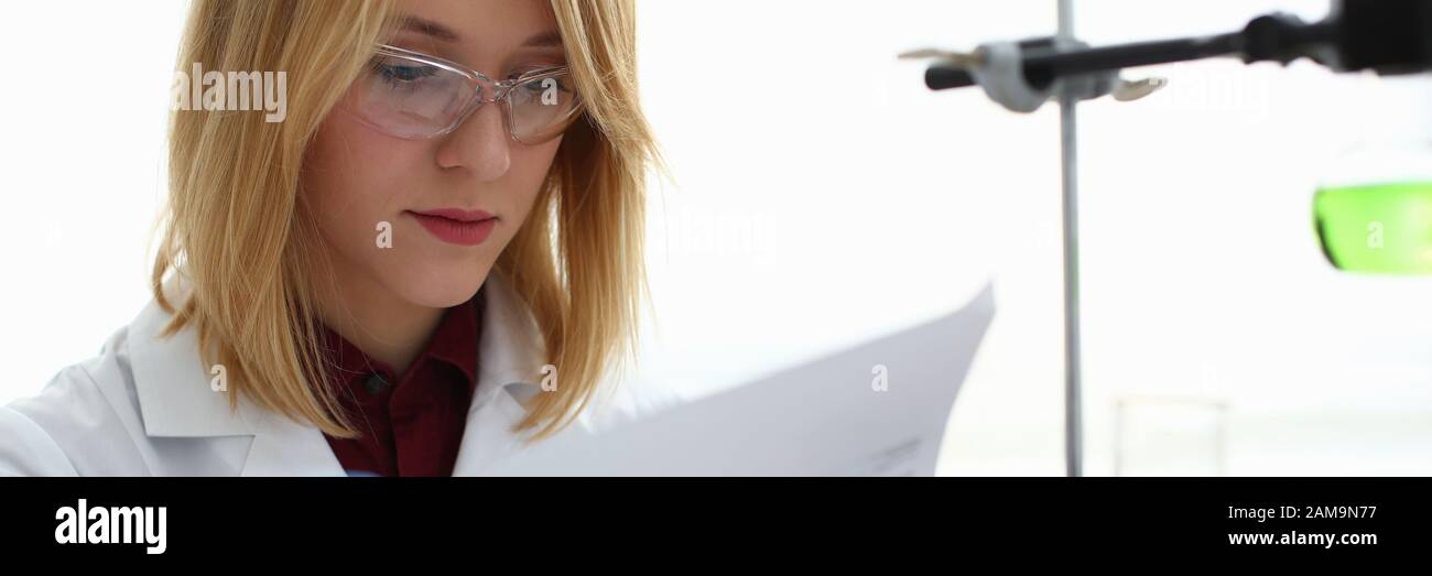 Farmacia femminile nel laboratorio di biologico Foto Stock
