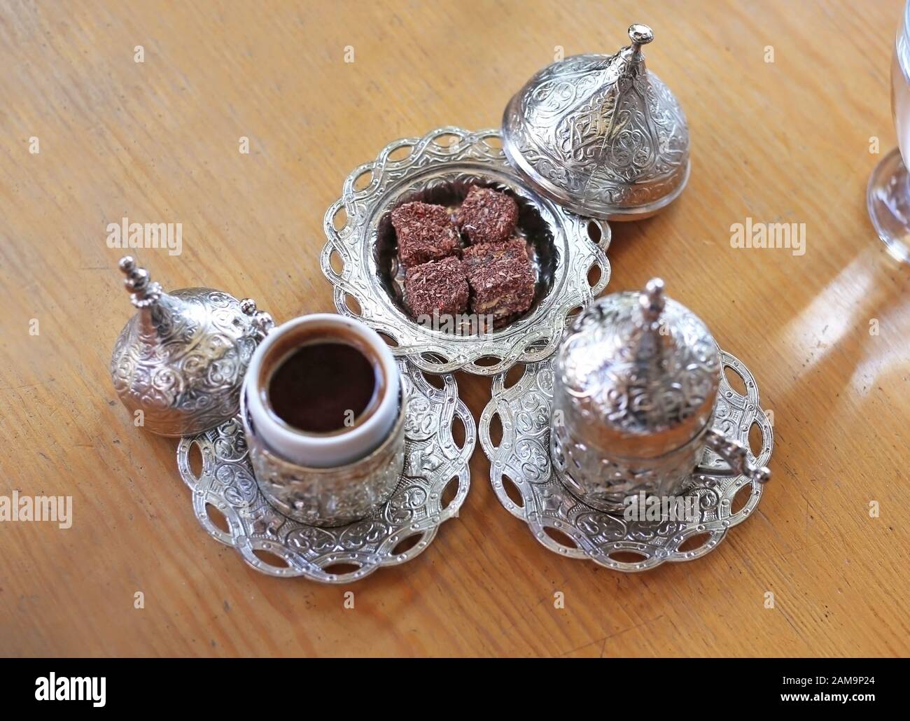 Tradizionale caffè turco e delizie turche sul tavolo di legno Foto Stock