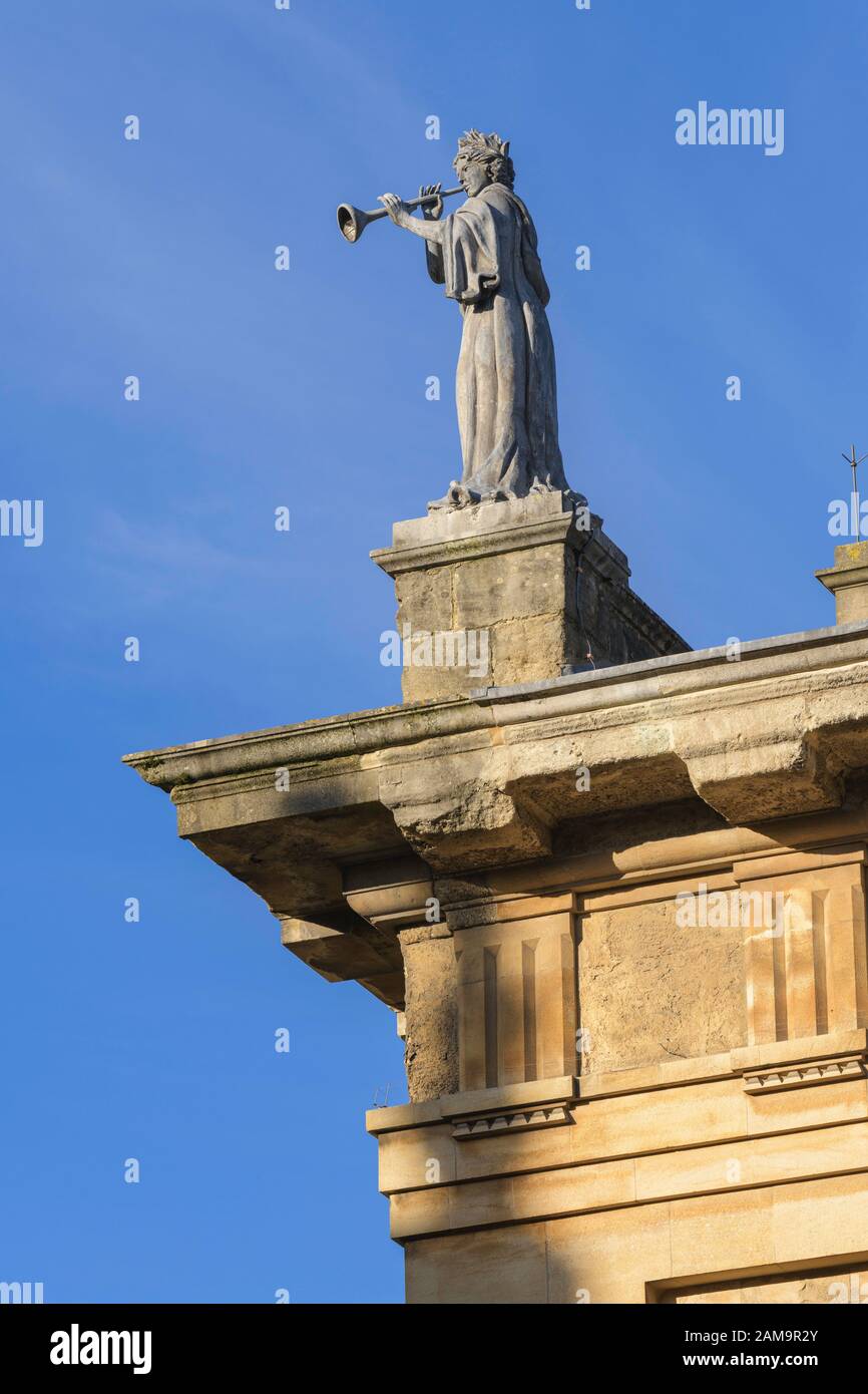 Euterpe la dea o la musa della musica e della poesia lirica sulla Clarendon Building University di Oxford, Inghilterra Regno Unito Foto Stock