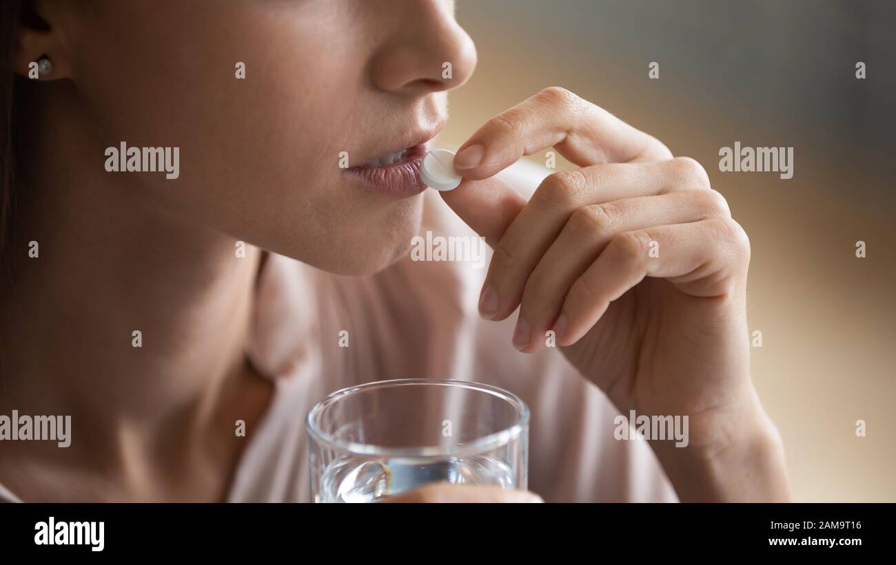 Donna malsana assumere medicinali prescritti a casa Foto Stock