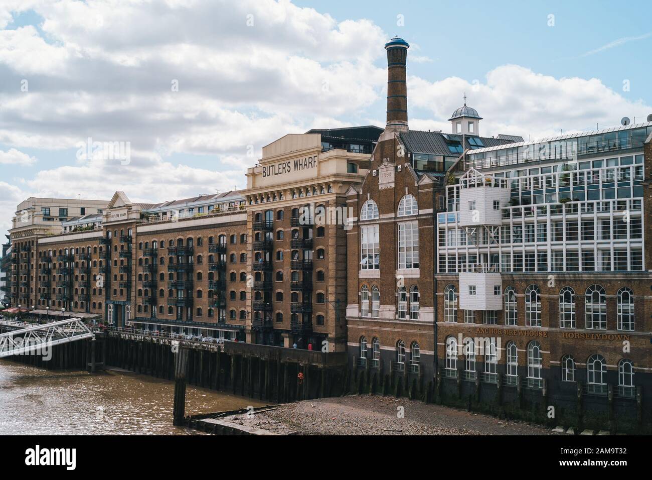 Londra, Regno Unito - 24 maggio 2016: Butlers Wharf and Warehouse Complex, ora sede di appartamenti di lusso, sulla riva del Tamigi a Londra, Inghilterra, United Ki Foto Stock