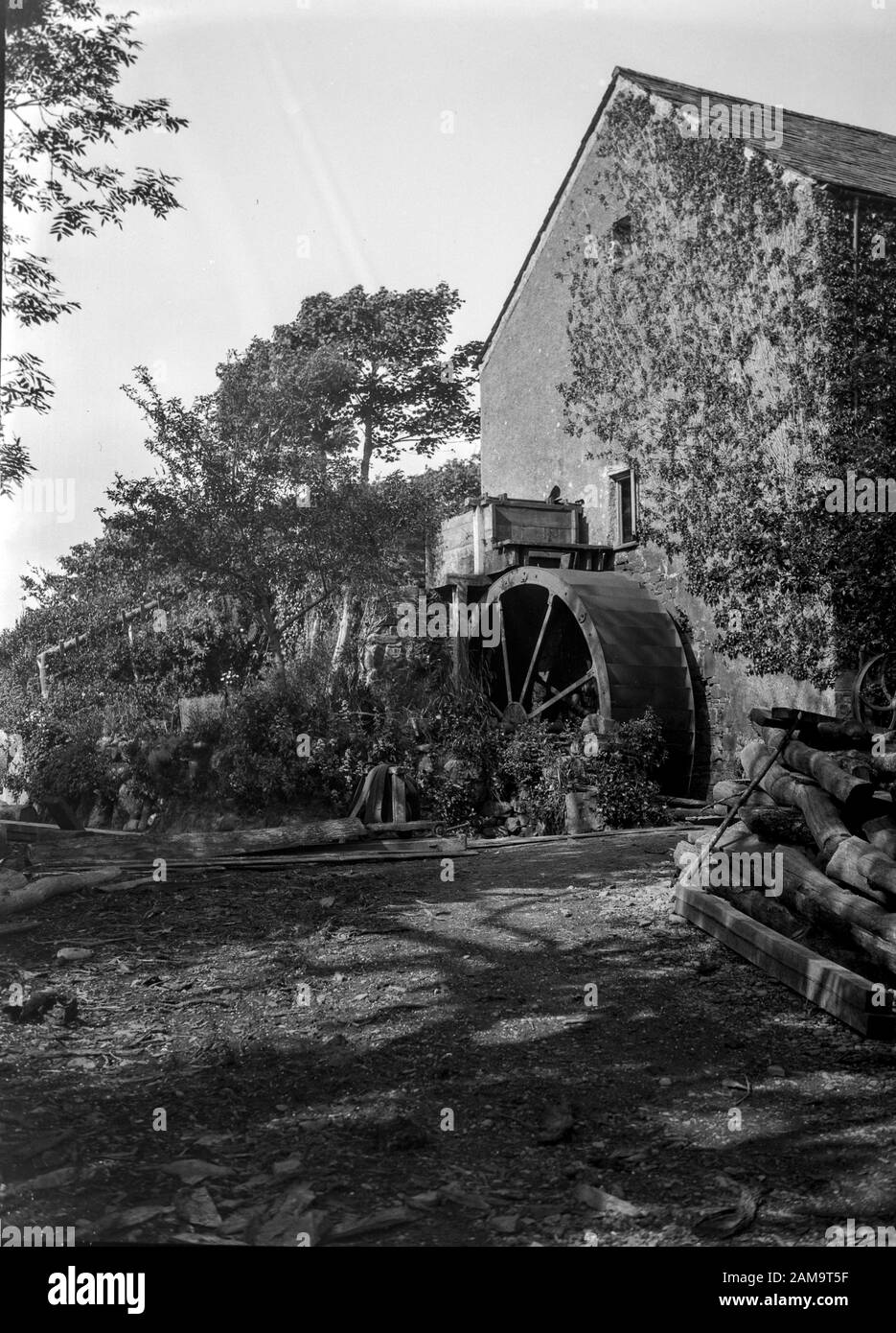 Archivio immagine circa 1920 di un vecchio mulino ad acqua a Coombe, Cornovaglia. Scansione dal negativo originale. Foto Stock