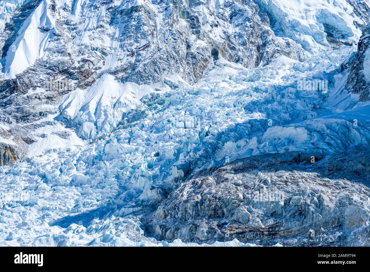 Il ghiaccio di Khumbu e il Ghiacciaio in Nepal Himalaya, spesso visitato come parte del campo di base Everest Trek Foto Stock