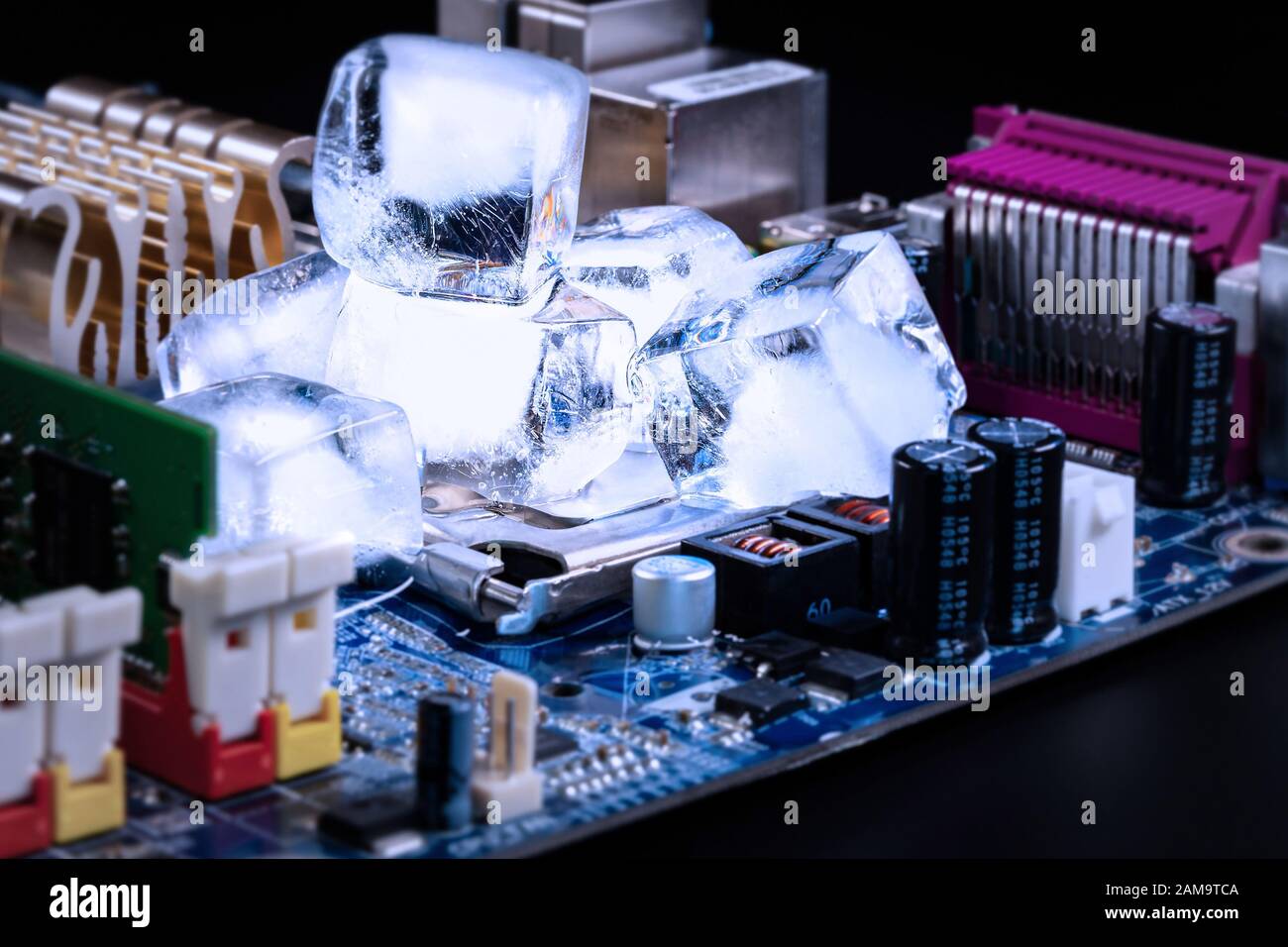 I cubetti di ghiaccio raffreddano la CPU sulla scheda madre. Concetto di overclocking e raffreddamento. Foto Stock