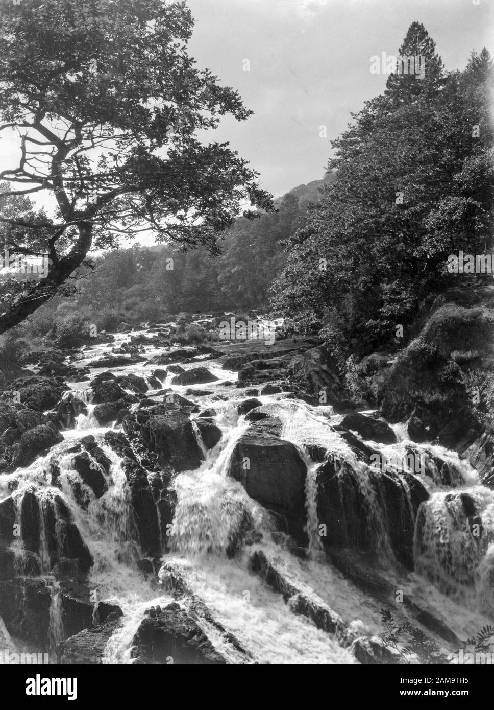 Archivio immagine circa 1920 di una cascata, possibilmente nel West CountrySanning dal negativo originale. Foto Stock