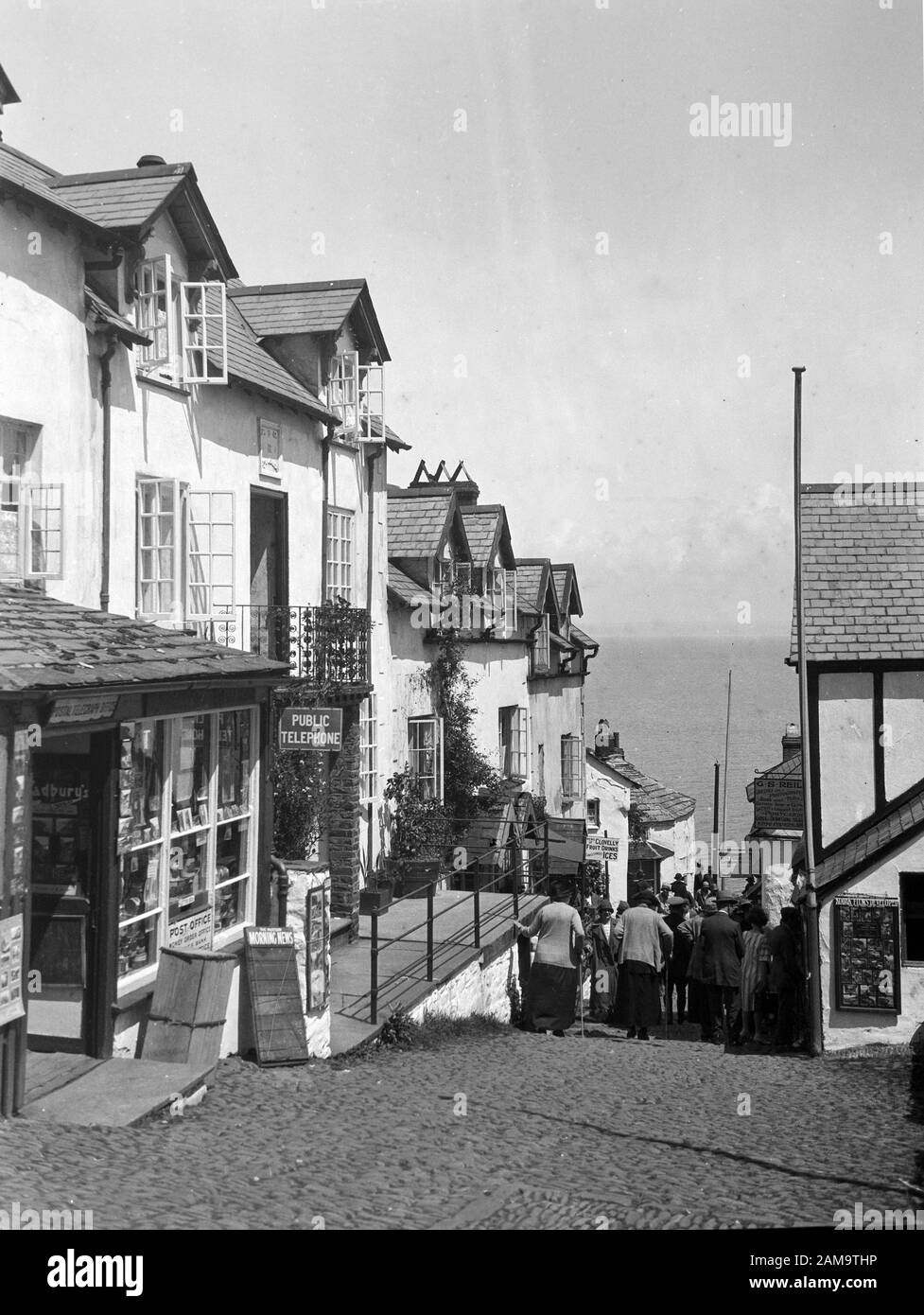 Archivio immagine circa 1920s di Clovelly High Street, Devon, Regno Unito. Scansione da negativo originale Foto Stock