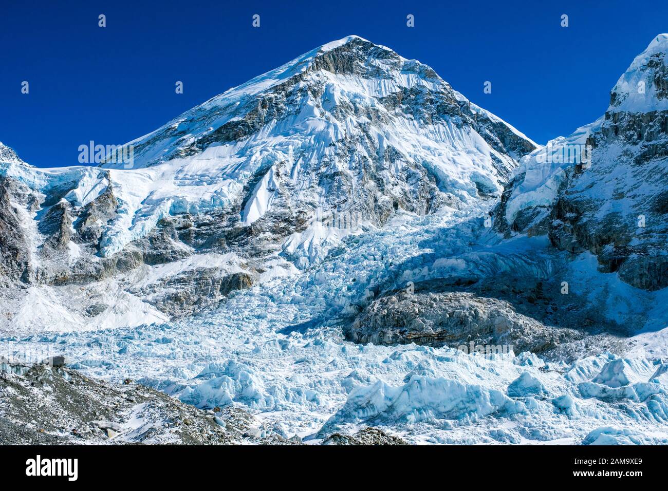Il ghiacciaio di Khumbu e Icefrall in Nepal Himalaya, spesso visitato come parte del campo di trekking Everest base Camp Foto Stock