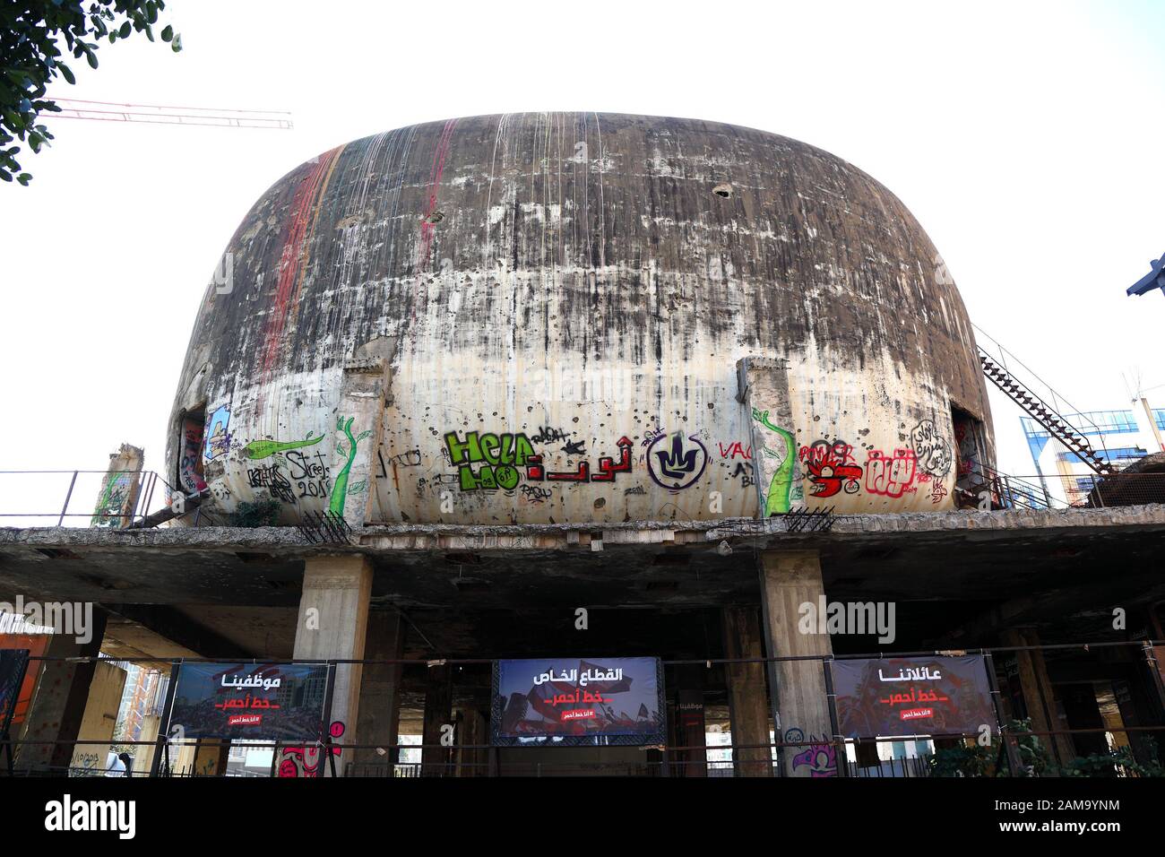 Editoriale di Beirut, Libano- 12.24.2019: resti dell'uovo iconico Edificio costruito originariamente come un cinema e distrutto durante la guerra civile. Foto Stock