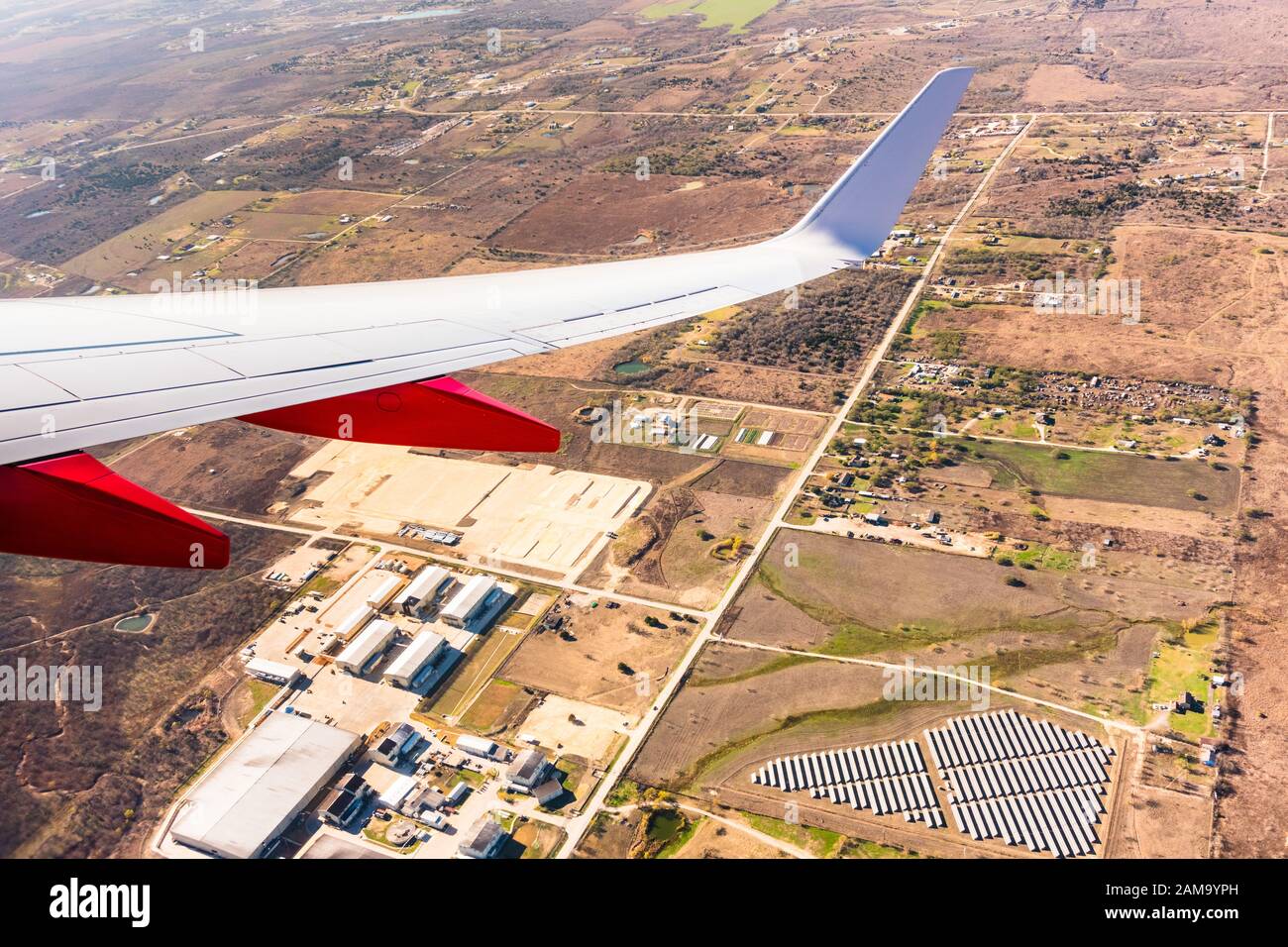 Vista aerea delle zone rurali con campi agricoli e pannelli solari, vicino ad Austin, Texas; Foto Stock