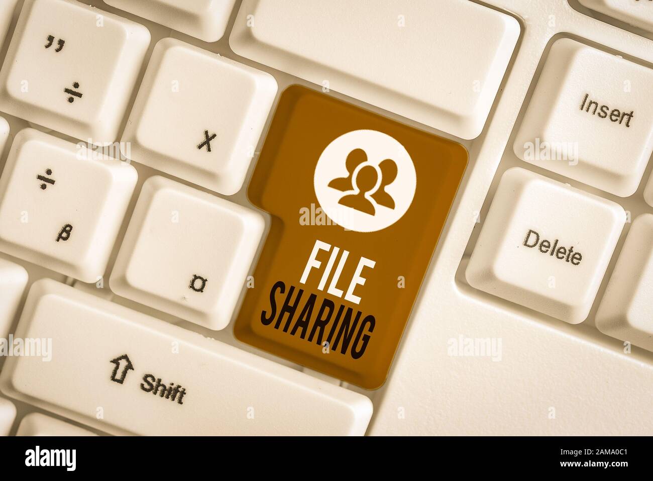 La grafia la scrittura di testo per la condivisione di file. Foto concettuale di trasmettere file da un computer a un altro su una rete White tastiera PC con vuoto nota p Foto Stock